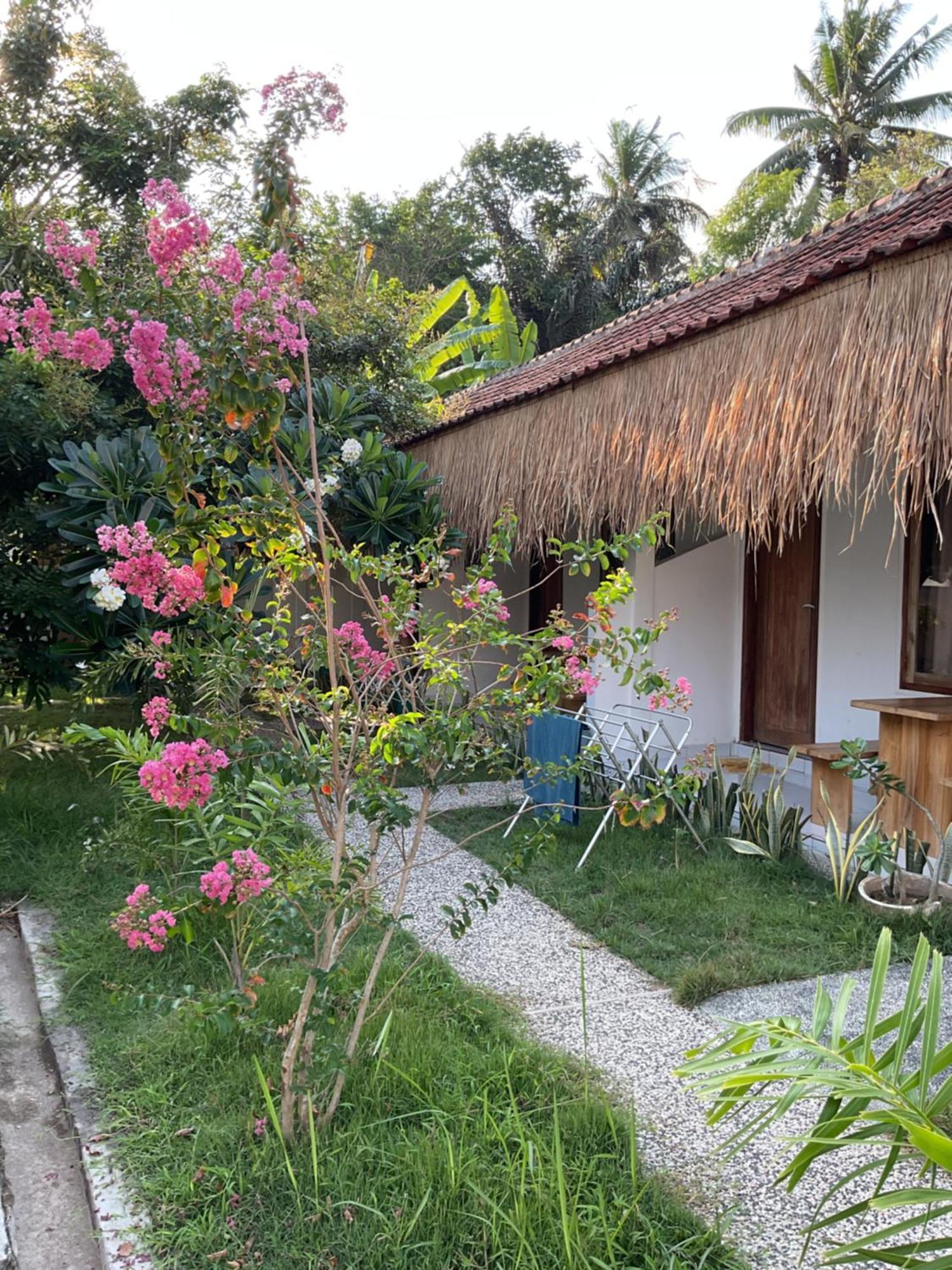 Tiga Spies Hostel Kuta  Exteriör bild